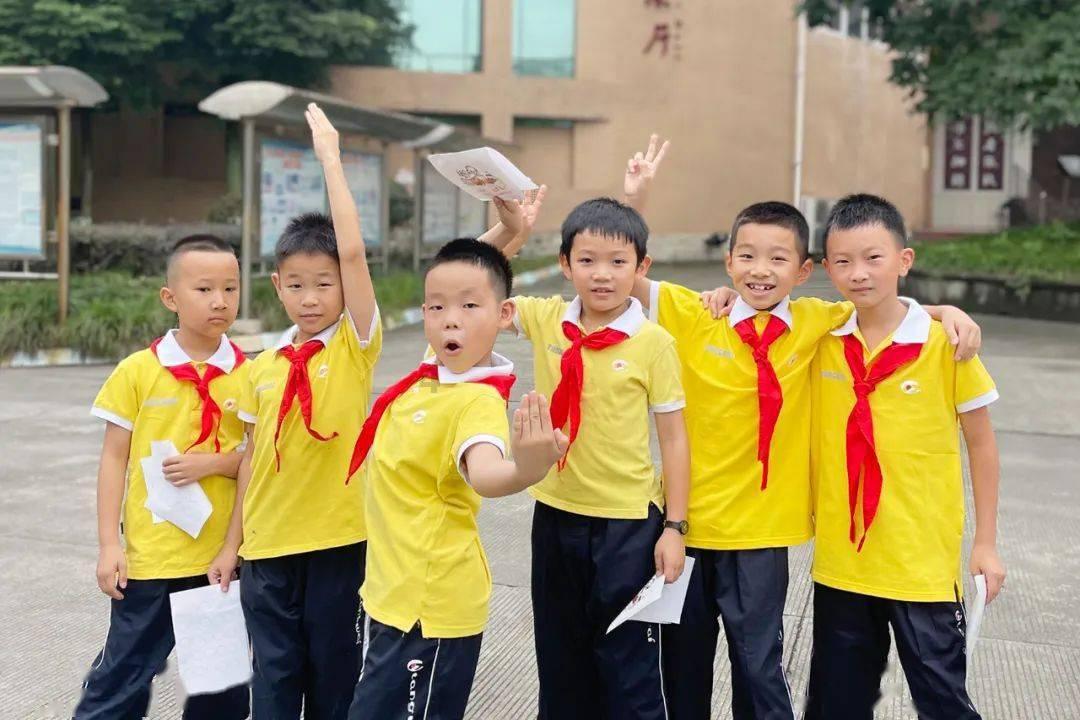 为什么施工队的男人老是找我要我跟他出去？游戏画面